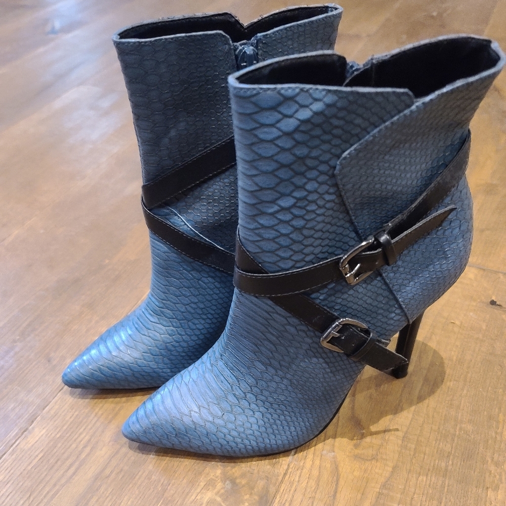 NEW - Size 10 Snake print Blue Boot